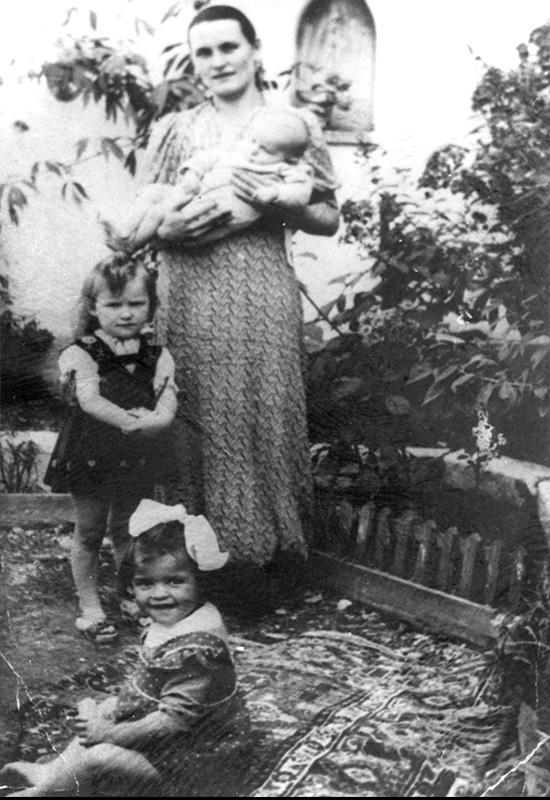 זינבה עם ילדיה וילדי הניצולים בחצר ביתה 1941